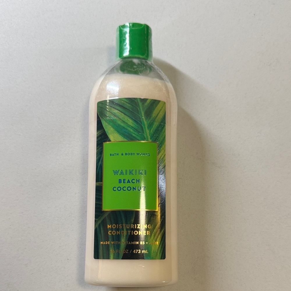 Bath & Body Works Waikiki Beach Coconut Conditioner - Green and Cream